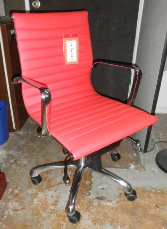 Euro Style Otto Collection Low Back Executive Chair (Red)