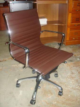 Euro Style Otto Collection Low Back Executive Chair (Brown)