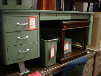 Vintage Single Ped Tanker Desk 