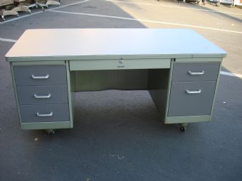 Holga Vintage Tanker Desk in Mint Green